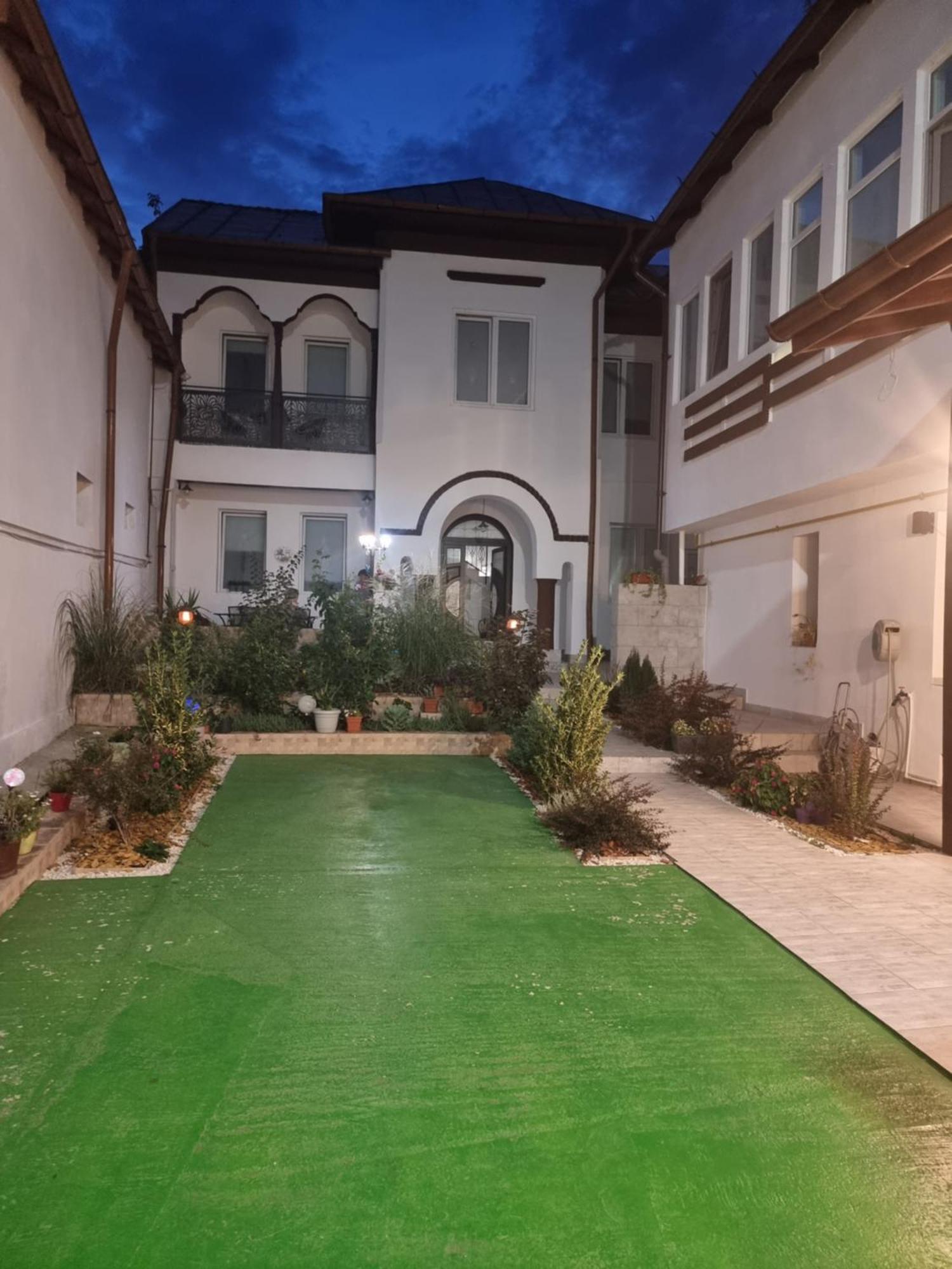 Hotel Casa Musceleana Câmpulung Zewnętrze zdjęcie